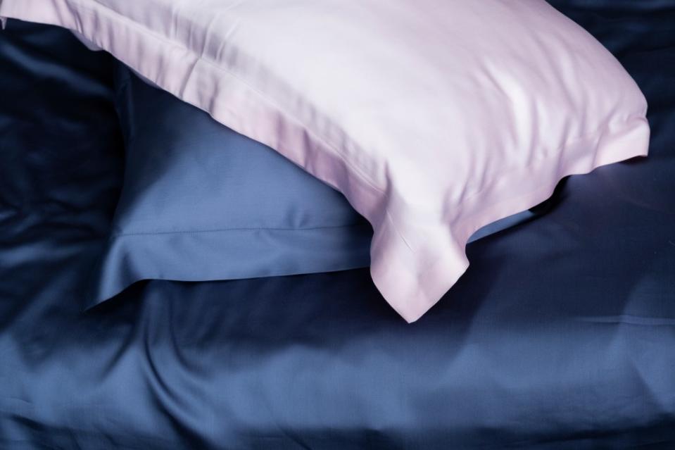 Silk pillow cases reduce the likelihood of sleep lines. Yuliya Timofeeva – stock.adobe.com