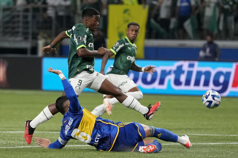 Endrick, en acción contra Marcos Rojo, de Boca, durante el partido de vuelta de las semifinales de la Copa Libertadores