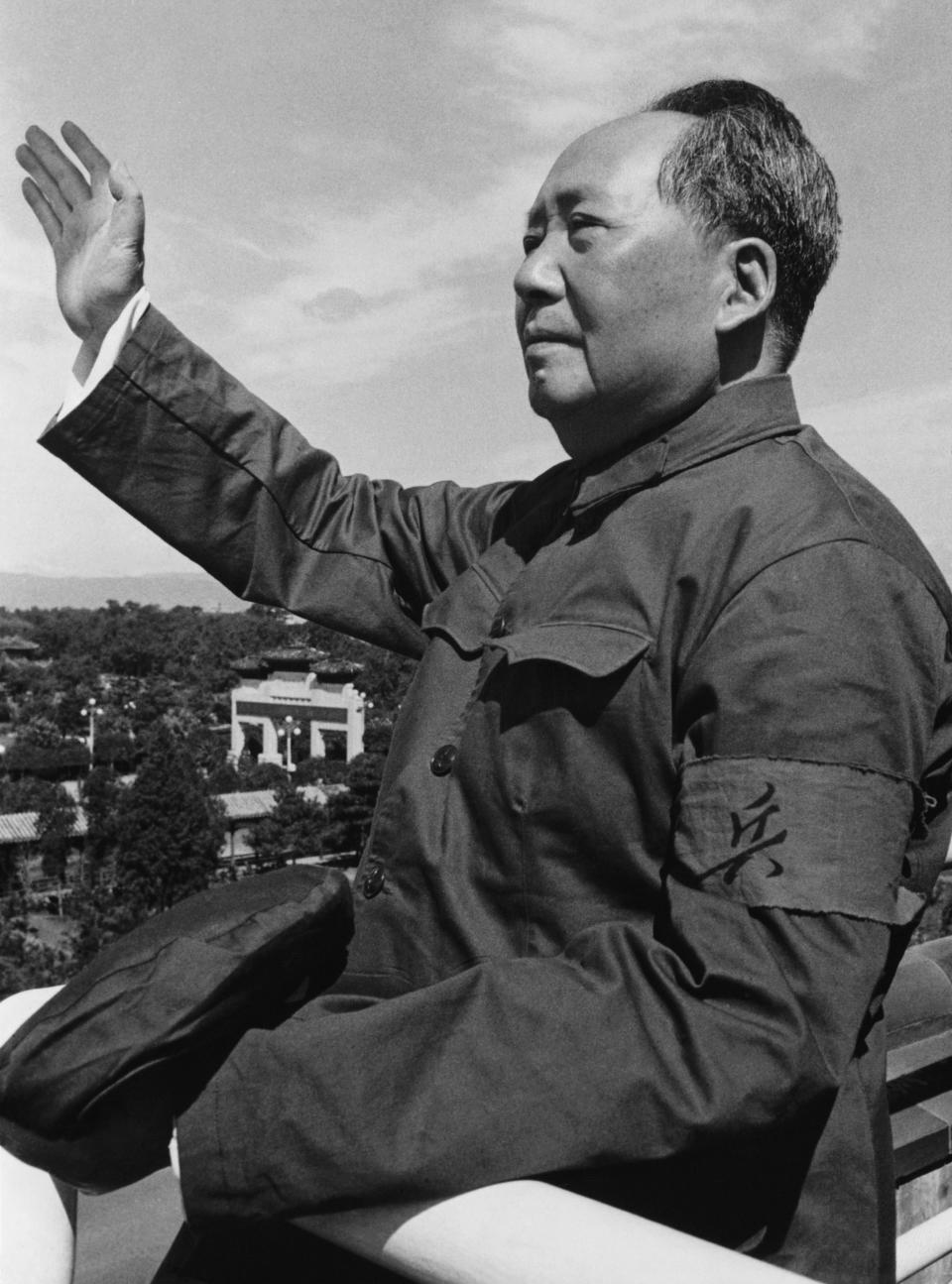 Mao Zedong reviews the army of the