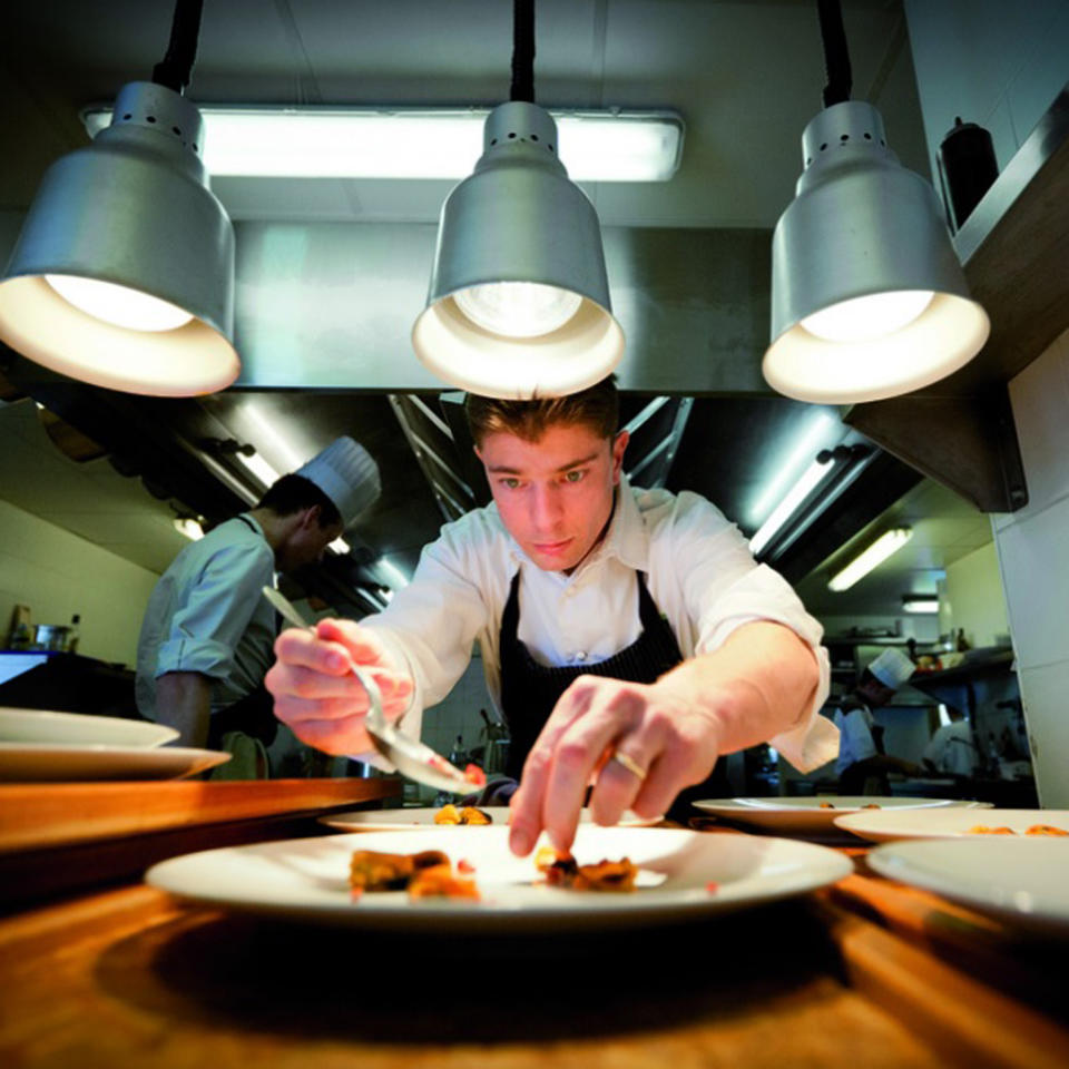 <p class=" text-justify"> Jean Sulpice, deux étoiles au Michelin, régalent les papilles des visiteurs de Val Thorens dans son restaurant où sa carte propose du rouget, pintade… Mais nous, on a surtout craqué pour son dessert-signature : coque meringue, pommes au miel et crème à la réglisse. <br>Plus d’informations sur le <a href="https://city-guide.elle.fr/saint-martin-de-belleville-73/sortir/restaurants/restaurant-jean-sulpice-9202" rel="nofollow noopener" target="_blank" data-ylk="slk:Restaurant Jean Sulpice;elm:context_link;itc:0;sec:content-canvas" class="link ">Restaurant Jean Sulpice</a></p><br>