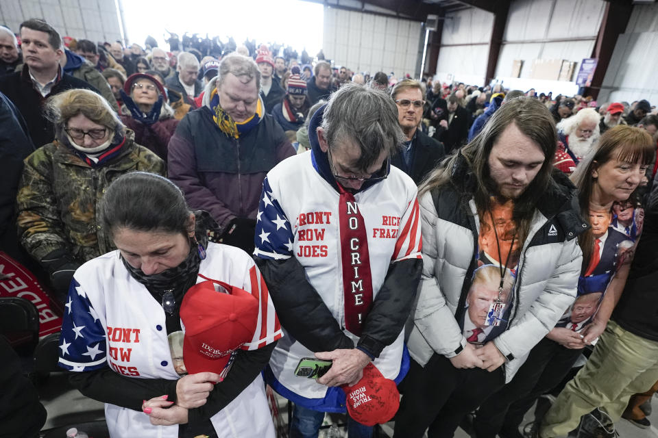 Los partidarios de Trump suelen rezar durante los actos de campaña electoral y pedir a Dios que lo proteja en su 