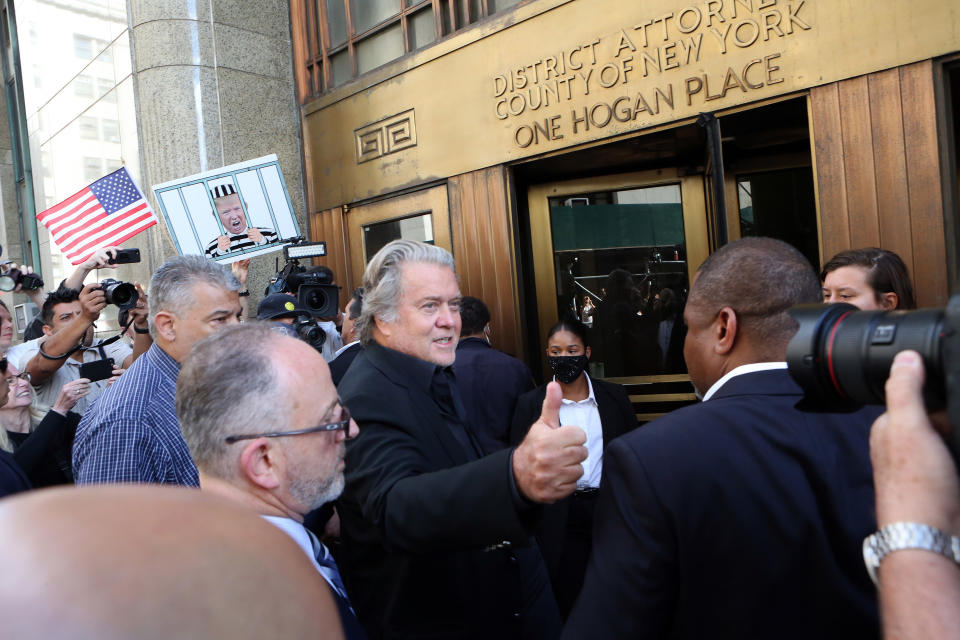 Steve Bannon, quien fue asesor del expresidente Donald Trump, llega a entregarse a la fiscalía de distrito de Manhattan, el jueves 8 de septiembre de 2022. (Jefferson Siegel/The New York Times)
