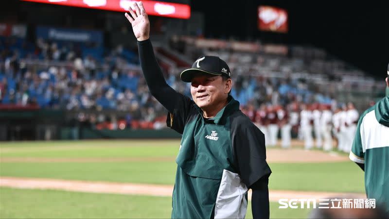 台鋼雄鷹總教練洪一中成為台灣職棒歷史第一位千勝總教練。（圖／記者劉彥池攝影）