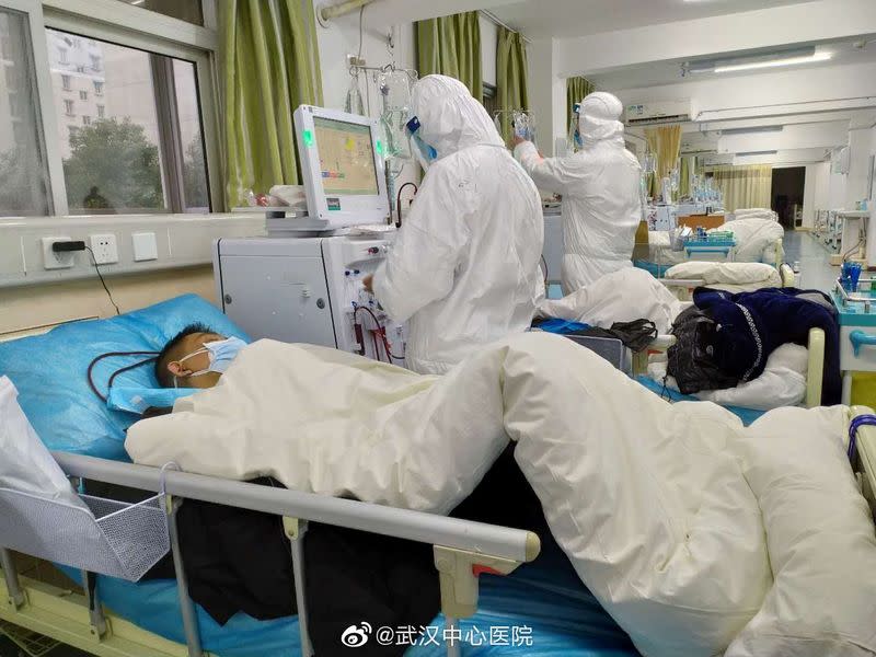 Imagen subida a las redes sociales el 25 de enero de 2020 por el Hospital Central de Wuhan muestra al personal médico que atiende a pacientes, en Wuhan, en China.