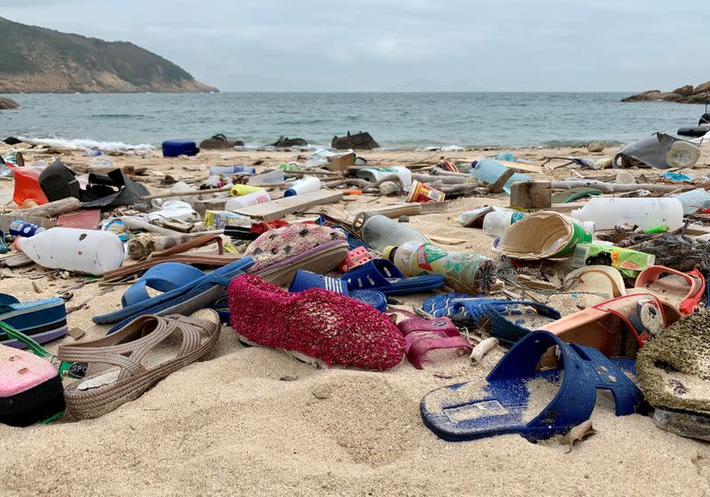 Basura en la playa de las islas Soko en Hong Kong