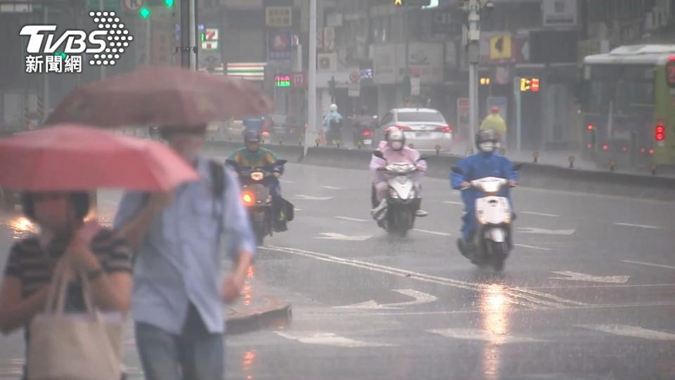 部分地區民眾出門得留意大雨。（圖／TVBS資料畫面）