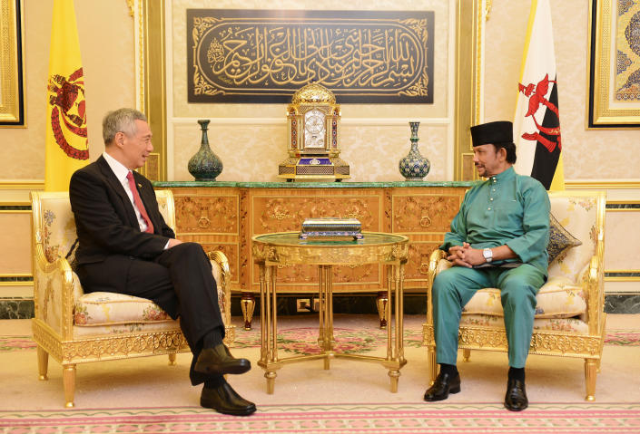 Brunei's Sultan Hassanal Bolkiah meets with Singapore's Prime Minister Lee Hsien Loong in Bandar Seri Begawan, Brunei, on 6 October 2017. (PHOTO: Reuters)