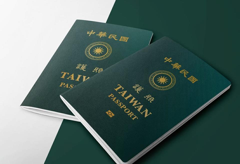 新版護照封面，放大TAIWAN字樣，把TAIWAN和PASSPORT 字樣緊鄰排列，強調為台灣的護照，讓人一看就能辨識。（外交部提供）