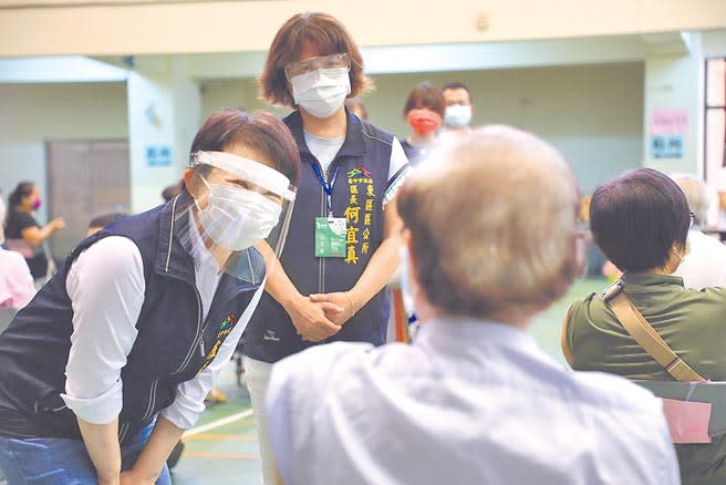 市議員3日總質詢時號召民眾到總統府抗議，台中市長盧秀燕未回應，但強調已為長者造冊，盼疫苗快分配地方。（盧金足攝）