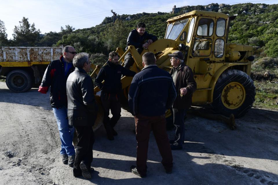 Residentes se reúnen en un bloqueo cerca de la aldea Mandamados en la isla Lesbos, Grecia, el lunes 24 de febrero de 2020. (AP Foto/Michael Varaklas)
