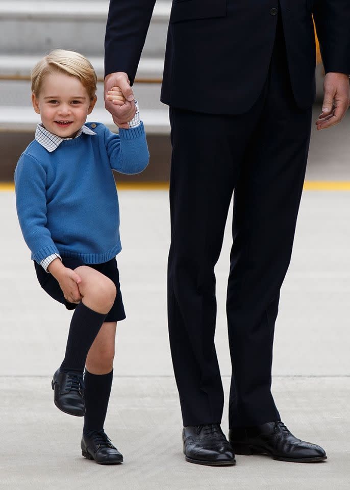 Le prince George avait un grand sourire à son arrivée au 443 Maritime Helicopter Squadron durant la visite officielle de la famille de Cambridge au Canada. 