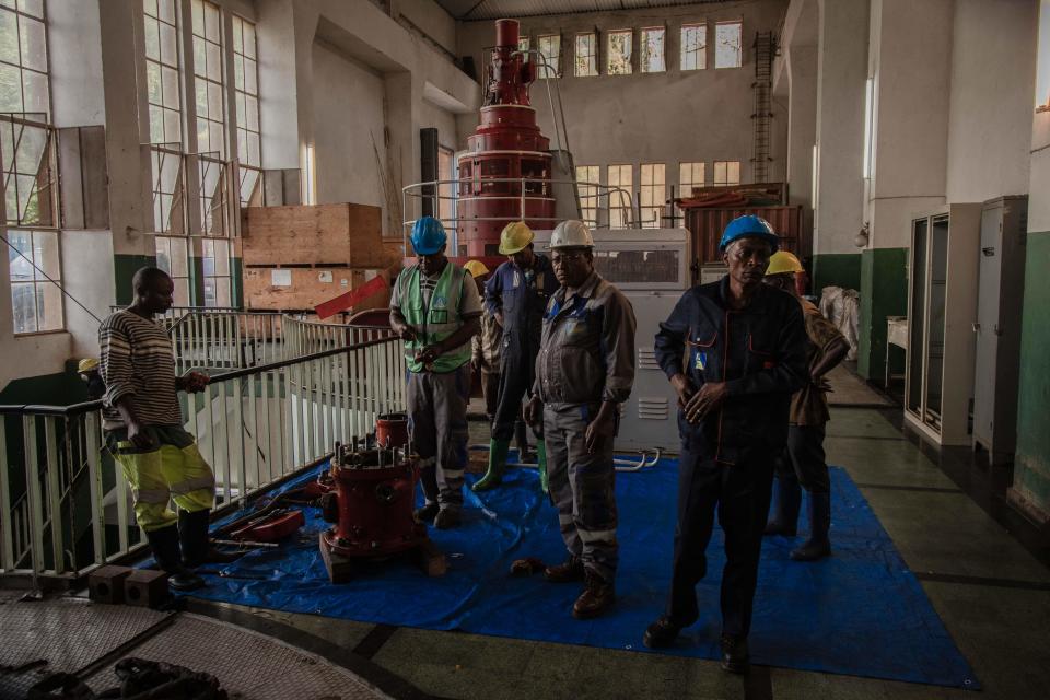 <p>Ante tanta contaminación, el trabajo es insuficiente. Hay un déficit de 6,3 megavatios en la producción de la central, que lleva electricidad a las provincias de Kivu del Sur y Kivu del Norte y también a zonas de Burundi, país al sur de República Democrática del Congo. (Foto: Guerchom Ndebo / AFP / Getty Images).</p> 
