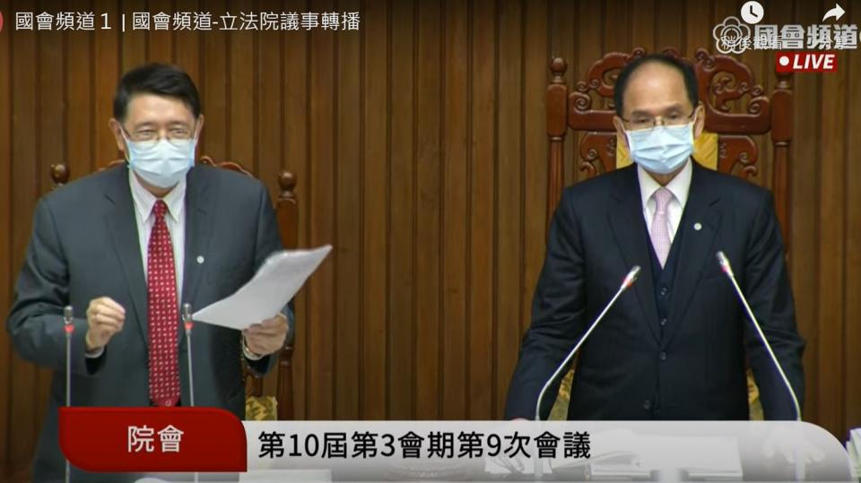 國民黨團抗議並於議場內提出權宜問題後，立法院長游錫堃找來秘書長林志嘉說明狀況。   圖：擷取自國會頻道