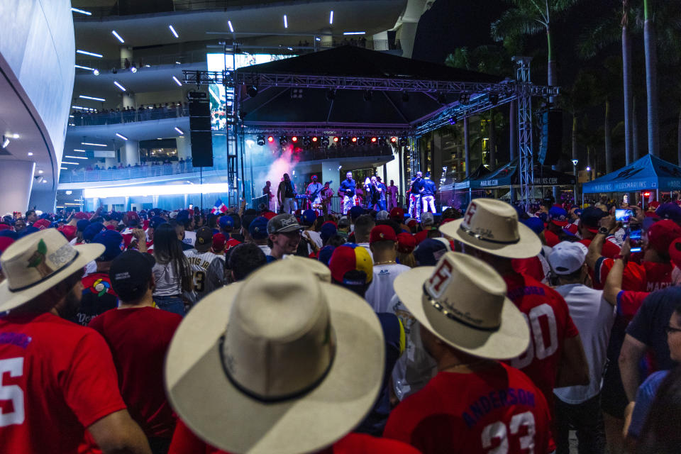 Aficionados de la selección de República Dominicana con la bandera del país en un partido contra Venezuela durante el Clásico Mundial de Béisbol, en el LoanDepot Park de Miami, el 11 de marzo de 2023. (Saul Martinez/The New York Times)
