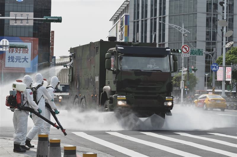  陸軍33化學兵群今赴萬華執行消毒作業。（圖／軍聞社提供）