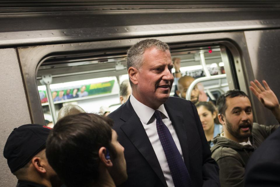 New York Mayor Bill de Blasio exits a subway train while on his way to a news conference in New York September 25, 2014. Bratton said on Thursday that the department boosted police presence on subways and city streets after the Iraqi prime minister's warning of a potential threat to transit systems from Islamist militants. Even so, Bratton and New York Mayor Bill de Blasio sought to reassure New Yorkers that there was no specific, credible threat to the subway system or the city in general. REUTERS/Adrees Latif (UNITED STATES - Tags: CRIME LAW CIVIL UNREST POLITICS)