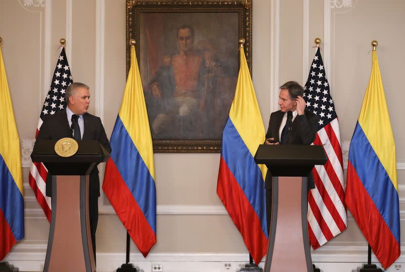 El presidente de Colombia, Iván Duque, y el secretario de Estado estadounidense, Antony Blinken, ofrecen una declaración a la periodistas en Bogotá