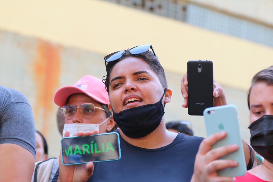 <p>Os fãs de Marília Mendonça ocuparam um trajeto de 10km acompanhando o cortejo com o corpo da artista neste sábado (6), em Goiás (foto: Créditos: Will Becker/ Agência Brazil News)</p> 