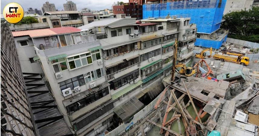 大直民宅倒塌，引發社會高度關注。（圖／方萬民攝）