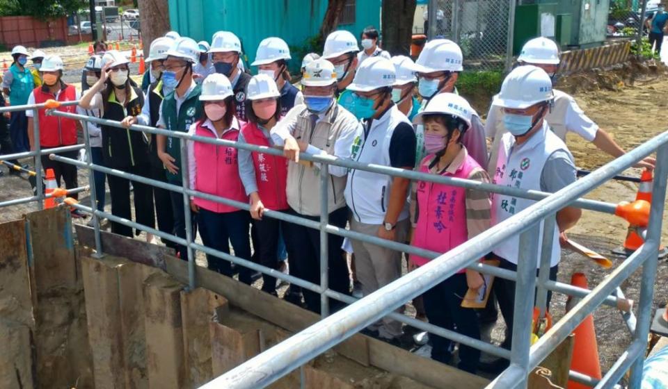 台南市長黃偉哲視察施工中的文忠公園調節池工程。 （記者張淑娟攝）