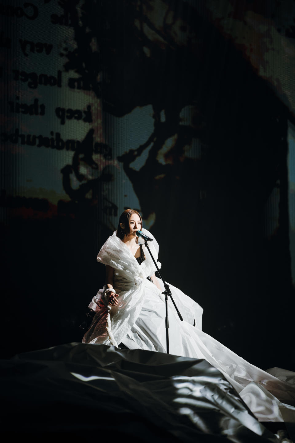 演唱會開首，四位演員先進場，在Stephy身上貼上不同印記，她身上的裙子也有紙質視覺效果。