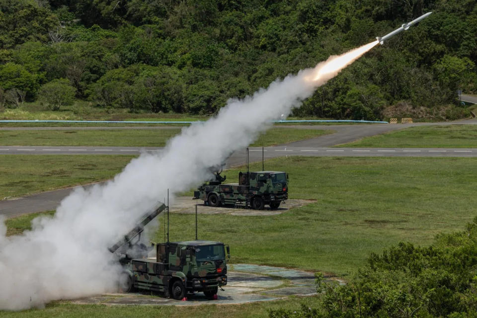 陸軍於屏東滿州展開飛彈精準射擊訓練。（圖／軍聞社提供）