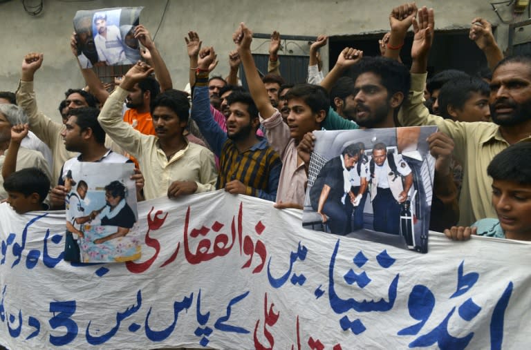 Relatives and neighbours of Pakistani national Zulfiqar Ali, sentenced to death in 2005 for heroin possession in Indonesia, protest in Lahore on July 27, 2016