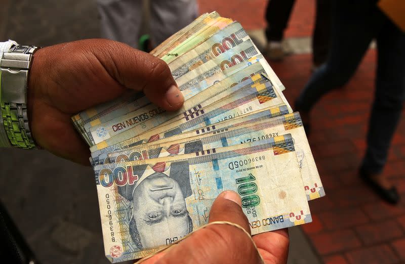 FOTO DE ARCHIVO. Un cambista informal muestra billetes de soles en el centro de Lima. REUTERS/Mariana Bazo