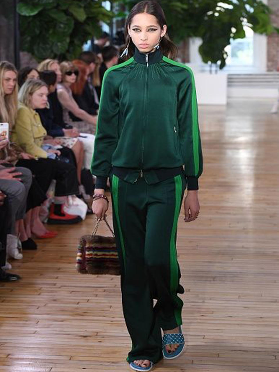 <p>Die Zwischenkollektion des Designers Pierpaolo Piccioli aus dem Hause Valentino kam insgesamt ziemlich sportlich daher. Unverkennbar waren bei der Valentino-Resort-Show in New York die Streetwear- und die Hip-Hop-Einflüsse – wie dieser grüne Trainingsanzug aus Seide eindrucksvoll zur Schau stellte. (Bild-Copyright: Getty Images via Yahoo Canada) </p>