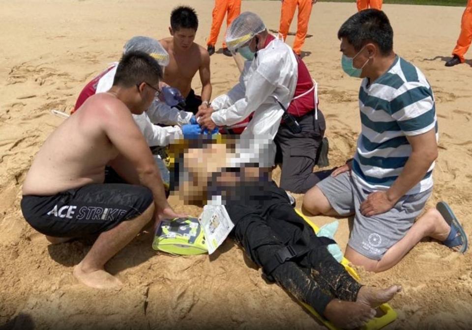 澎湖山水沙灘二十一日發生一名婦人溺水，休假警消下水搶救送醫。（記者蔣謙正翻攝）