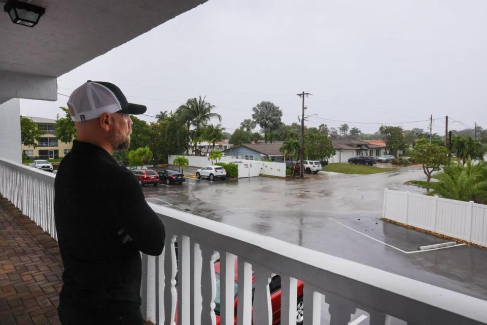 Jason Fogelman, de 45 años, observa las viviendas de Coral Ridge Isles desde el exterior de su apartamento Casa Del Sol, en Fort Lauderdale, Florida, el viernes 22 de marzo de 2024.