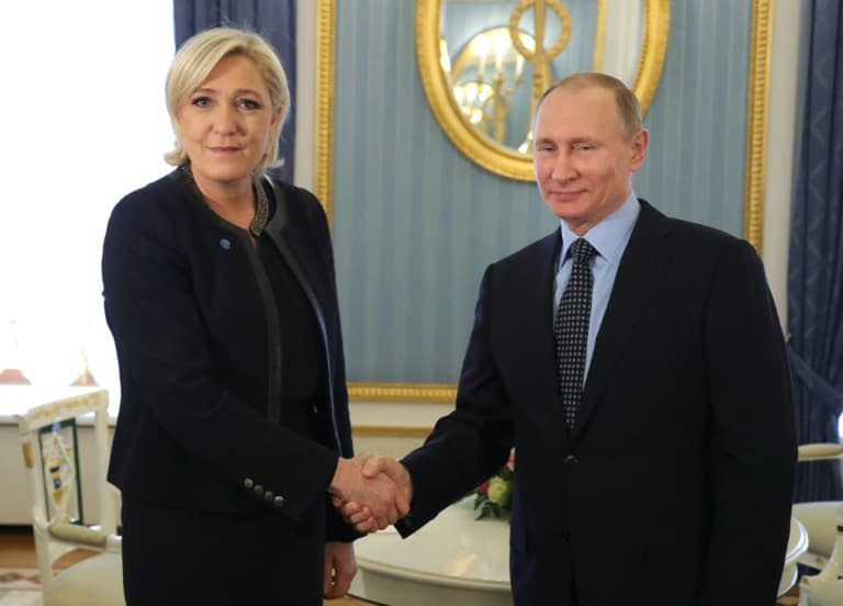Le pr&#xe9;sident russe Vladimir Poutine rencontre Marine Le Pen, alor candidate &#xe0; l&#39;&#xe9;lection pr&#xe9;sidentielle du Front National, au Kremlin &#xe0; Moscou, le 24 mars 2017 - Mikhail KLIMENTYEV &#xa9; 2019 AFP