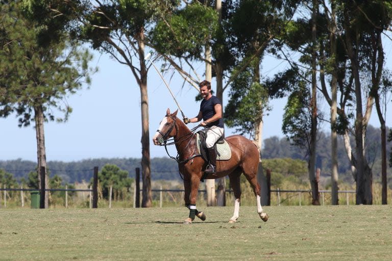 "Vengo a ver polo todos los años porque para mí es una fiesta. No soy bueno jugando, pero tengo buenos amigos que juegan muy bien y me dejan jugar con ellos", explicó alguna vez - Créditos: @RS Fotos