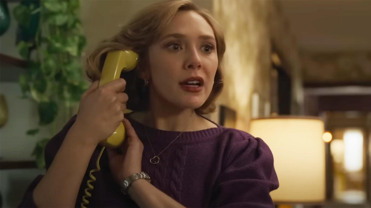  Elizabeth Olsen holding the phone in HBO Max's Love & Death. 