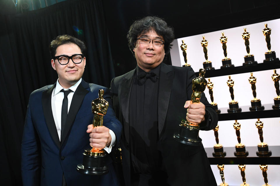 Two men holding their Oscars