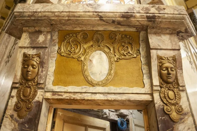 Detalles de las paredes en dorado y mármol