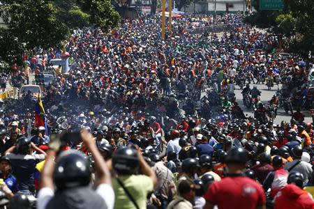 Thousands of motorcyclists drive during a protest against possible regulation and schedule bans as a measure to combat insecurity in Caracas January 31, 2014. REUTERS/Jorge Silva