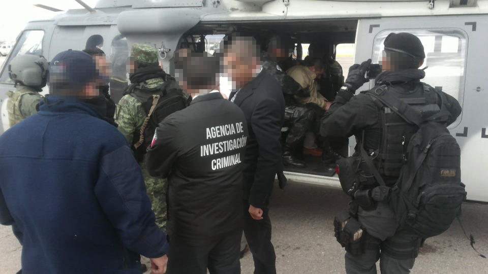 <p>CIUDAD JUAREZ, CHIHUAHUA, 19ENERO2017.- Joaquín Guzmán Loera “El Chapo” fue trasladado del penal del aeropuerto de esta ciudad a Nueva York, Estados Unidos, en cumplimiento de una orden de extradició para responder ante autoridades del país del norte por delitos relacionados con el narcotraficantes. FOTO: PGR /CUARTOSCURO.COM </p>