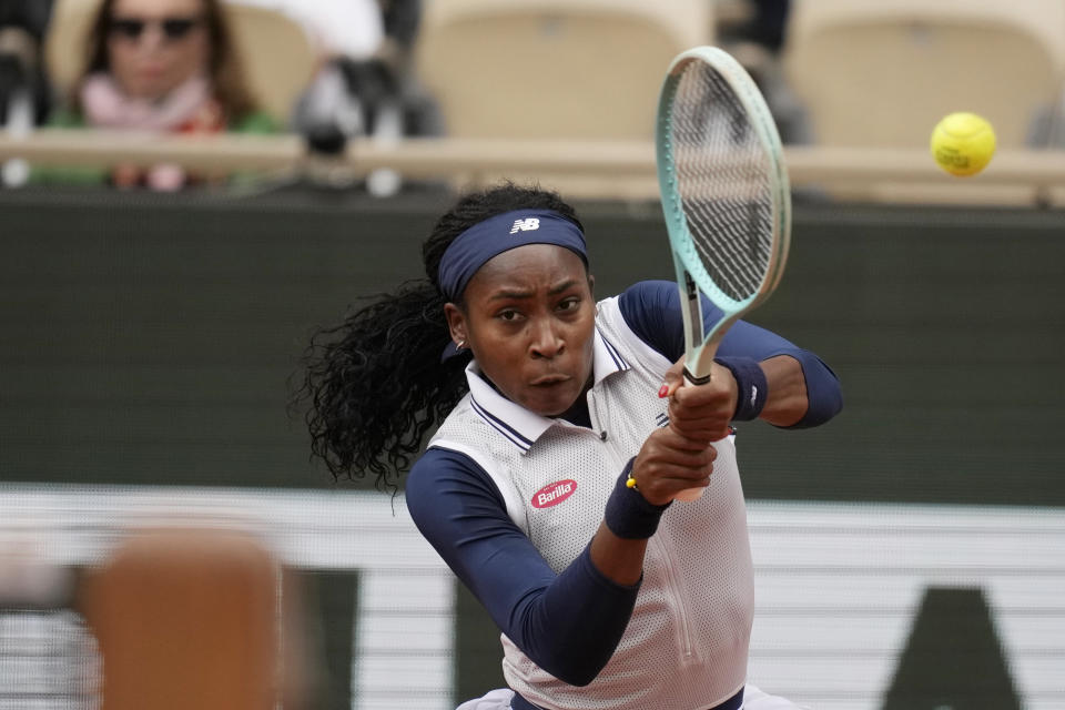 La estadounidense Coco Gauff le pega a la bola en el encuentro de la tercera ronda del Abierto de Francia ante Dayana Yastremska el viernes 31 de mayo del 2024. (AP Foto/Christophe Ena)