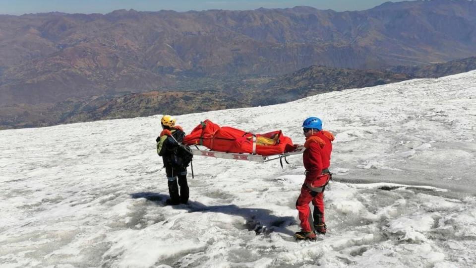 史塔姆夫爾的遺體被帶下山。（圖／翻攝自X@Independent）