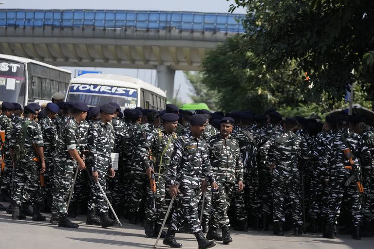 Oficiales de seguridad mantienen guardia en el lugar de una protesta de activistas jóvenes tibetanos contra la visita de la delegación china para participar en la Cumbre del G20 en Nueva Delhi, India, el viernes 8 de septiembre de 2023.