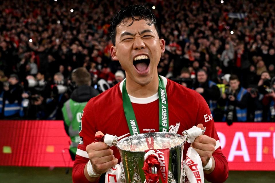 Endo celebrates with the League Cup trophy (Getty)