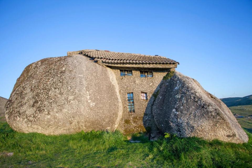 <strong>Fafe Mountains，葡萄牙</strong><sup><br>位於葡萄牙北部的Fafe 山脈，據美國旅遊網站Atlas Obscura介紹，當這個不尋常的房子首次被放上網時，連葡萄牙人都不相信它的存在，只知它的名字叫Casa do Penedo，在葡萄牙語的意思正是「石屋」。</sup>