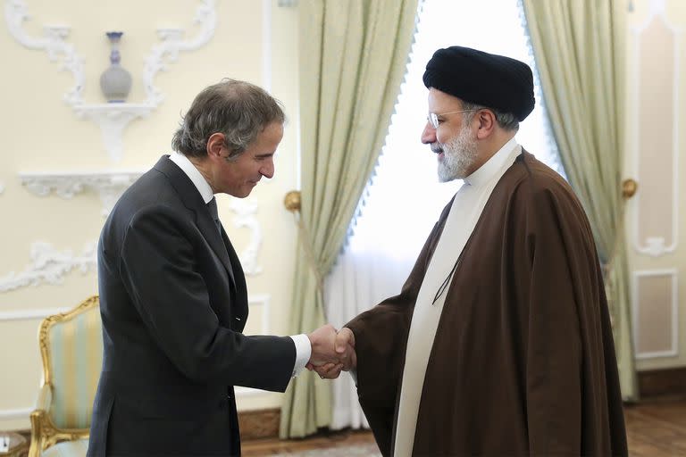 Rafael Grossi y el presidente iraní Ebrahim Raisi, durante una reunión en Teherán