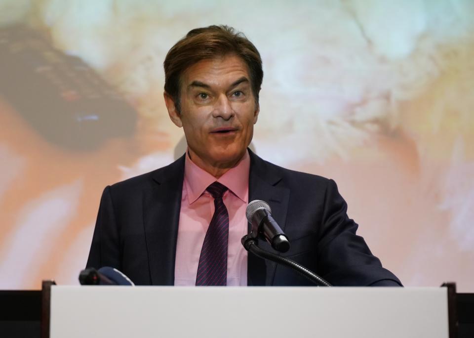 Turkish-American cardiothoracic surgeon Mehmet Oz makes a speech at a podium in 2019.