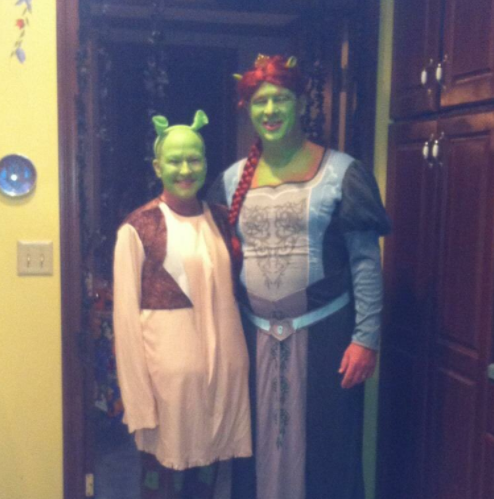 Y cuando los usuarios quisieron saber más de esta pareja, Lexie les compartió esta foto de cuando su madre enfrentó el cáncer. Tras perder el cabello por la quimioterapia, eligió un disfraz de Shrek para el Halloween de aquel año. Su esposo la acompañó de esta peculiar manera.