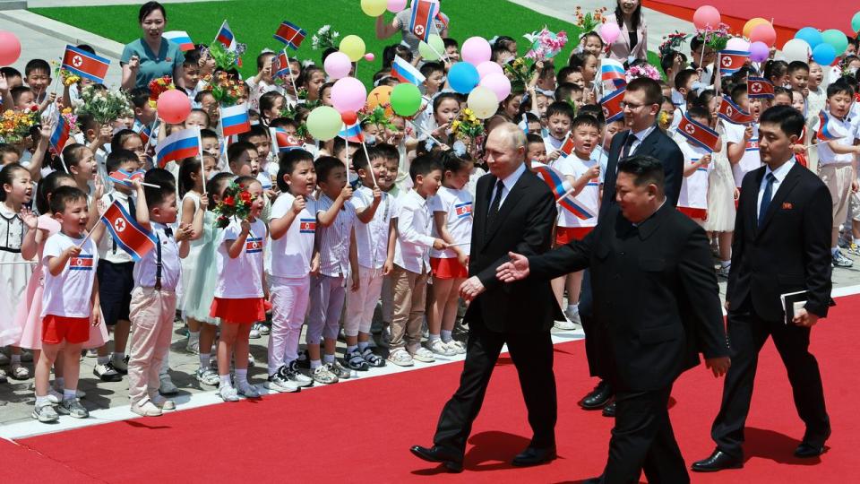 Vladimir Putin and Kim Jong-un in Kim Il Sung Square, Pyongyang