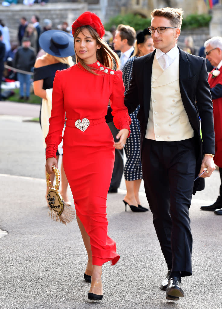 <p>Un vestido elegante y divertido fue lo que lució Emma Louise Connolly, en un hermoso color rojo con toques dorados, diseñado por Charlotte Olympia. Oliver hizo lo propio con este traje de tres piezas, con una combinación muy interesante. </p>