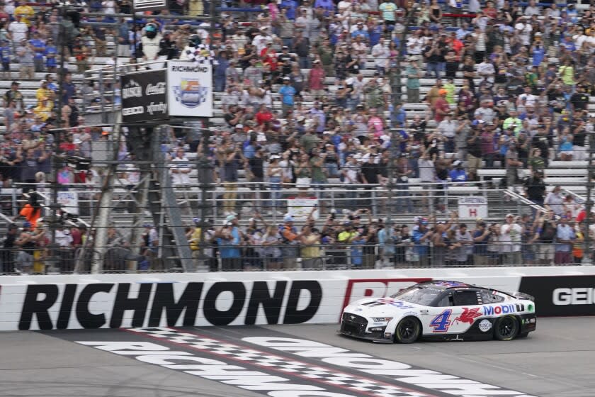 Kevin Harvick (4) cruza la meta para ganar la carrera de la NASCAR Cup Series en Richmond Raceway, el domingo 14 de agosto de 2022, en Richmond, Va. (AP Foto/Steve Helber)