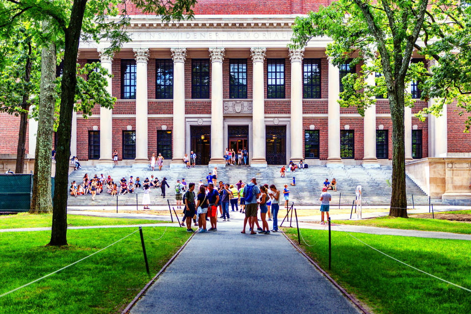 Universidad de Harvard en un día de verano. El edificio de la Biblioteca Widener al fondo. La Biblioteca Conmemorativa Harry Elkins Widener, que alberga unos 3,5 millones de libros en sus estanterías, es la pieza central de las Bibliotecas de la Universidad de Harvard. Foto: Getty. 